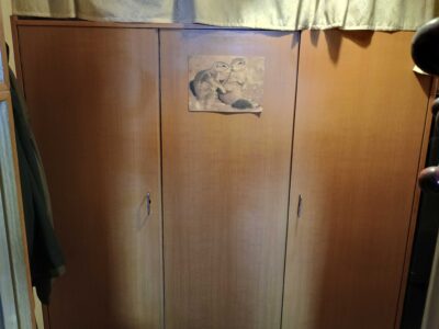 großer alter Kleiderschrank Wohnungsauflösung Geschirr
