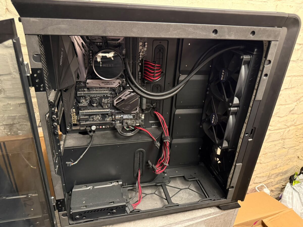 PC-Gehäuse inkl. ASUS ROG Maximus X Mainboard & NZXT AIO Wasserkühlung